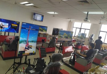 “战术模拟室：开云体育官网陈列AR投屏模拟对局，教练现场指挥帮助队员理解下一波动向”