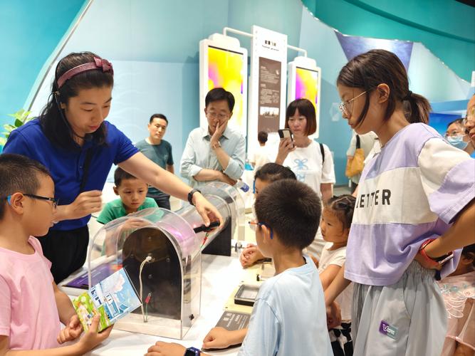 “与粉丝同乐:开云体育app带你看俱乐部官方活动上偶像选手和观众共玩趣味模式的和谐画面”